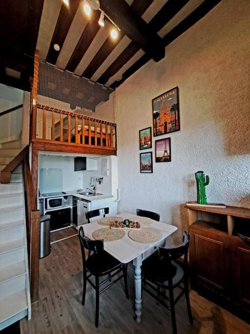 Charmant Duplex A Thiers, Vue Sur La Chaine Des Puys Extérieur photo